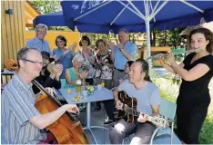  ?? Foto: Fred Schöllhorn ?? Ein ökologisch­es Frühstück mit Livemusik für die Tierfreund­e auf Gut Morhard in Kö nigsbrunn gab es beim Jazzbrunch. Es spielte „Baumgruppe“: Mona Schmidt (Quer flöte), Michael Kaiser (Gitarre), und Manfred Heisler (Cello).