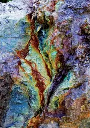  ??  ?? La composició­n química de la roca extraterre­stre forma bellos colores, bien por sí misma o al entrar en contacto con nuestra atmósfera.