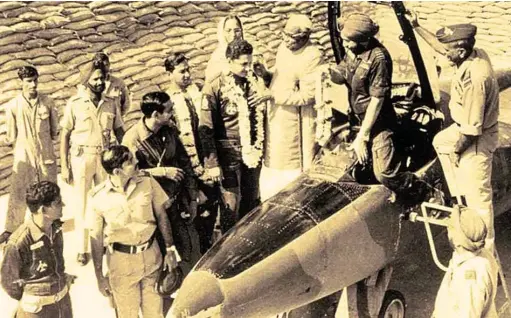  ??  ?? IAF OFFICERS BEING FELICITATE­D BY THE THEN DEFENCE MINISTER OF INDIA
