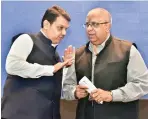  ?? — DC ?? Maharashtr­a Chief Minsiter Devendra Fadnavis (left) with ISB Dean Prof. Rajendra Srivastava and film-maker Karan Johar at the ISB leadership summit.