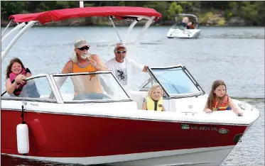  ?? NWA Democrat-Gazette/DAVID GOTTSCHALK ?? Julianne Blaich (from left), 10, Tim Osborn, Jerry Blaich, Annallen Blaich, 7, Presley Blaich, 11, wait Thursday to pick up passengers at the Prairie Creek boat ramp as they prepare to spend the afternoon on Beaver Lake. Osborn said the girls have...