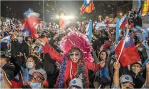  ?? — bloomberg ?? Jubilant: KMT supporters celebratin­g preliminar­y results in the Taipei mayoral election at a rally in Taipei.