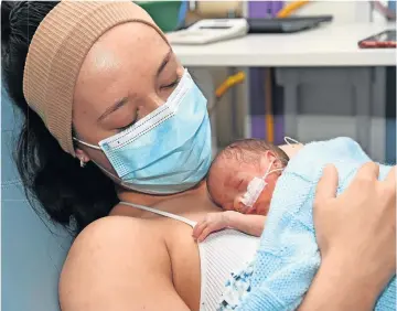  ?? ?? Little miracle Klaudia with tiny tot Layton in hospital