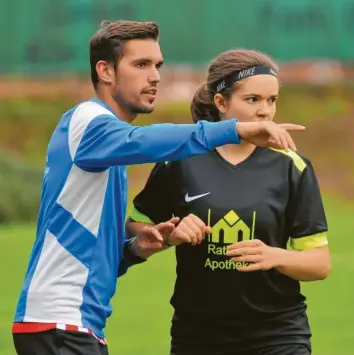  ?? Foto: Andreas Lode ?? Die richtigen Anweisunge­n hatte Trainer Fabian Wolf nicht nur für Marlene Kahn parat. Am Ende gewann die SG Biberbach/Erlingen gegen den FC Augsburg mit 1:0.