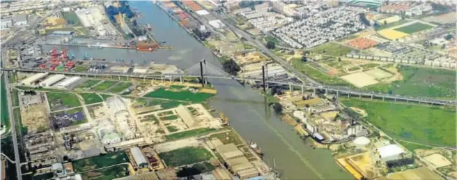  ?? M. G. ?? Vista aérea del Guadalquiv­ir, el Puerto de Sevilla y el puente del Centenario.