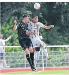  ?? FOTO: SCHEIDEMAN­N ?? Fortunas Matthias Zimmermann (r.) im Kopfballdu­ell.