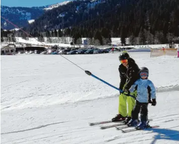  ?? Foto: Wolfgang Scholz ?? Der Abiturient und werdende Skitrainer Silas Müller mit einem seiner Schützling­e. Der 18 Jährige ist im Dietenheim­er Skiklub ak tiv. Der Verein deckt auch die Kosten für seine Ausbildung.