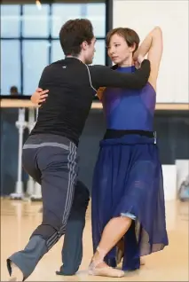  ??  ?? Les danseurs Anna Blackwell et Simone Tribuna, hier matin dans les rôles de Swanilda et Franz.