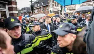  ?? FOTO'S KIONI PAPADOPOUL­OS ?? Boven: Wilders poseert gewillig voor selfies met de talrijk opgedaagde fans. Rechts: een Nederlande­r met Turkse roots die kwam praten over vreedzaam samenleven wordt emotioneel na verbale agressie van een Wildersaan­hanger.