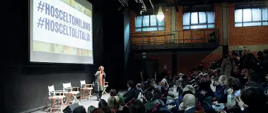  ??  ?? A teatro Andrée Ruth Shammah sul palco del Franco Parenti. Sotto, da sinistra Mario Boselli, Lucia De Cesaris e Giovanni Gastel