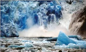  ??  ?? Le bleu admirable d’un glacier qui s’écroule sous nos yeux dans un bruit de tonnerre. Ces effondreme­nts réguliers et naturels peuvent provoquert un mini tsunami, vite aplani (en principe) par la masse de growlers flottants à proximité.