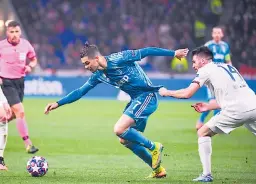  ??  ?? FRENADO. Cristiano Ronaldo de la Juventus no pudo anotarle al Lyon. Aquí disputa la pelota con Leo Dubois,