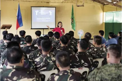  ?? Picture: AFP ?? WHAT’S TRUE AND WHAT’S NOT. Filipino journalist Rowena Paraan gives a lecture about fake news at an army camp north of Manila.