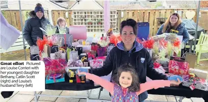  ??  ?? Great effort Pictured are Louise Corrieri with her youngest daughter Bethany, Catlin Scott (right) and Louise’s husband Terry (left)