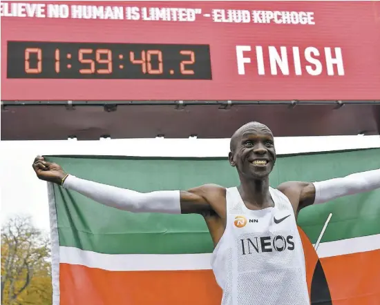  ?? PHOTO AFP ?? Le Kényan Eliud Kipchoge est devenu le premier homme à passer sous la barre mythique des deux heures au marathon.