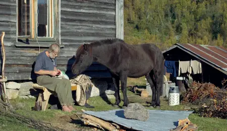  ??  ?? Visione Nella foto una scena del film documentar­io «Drommeland » che racconta la vita del sessantenn­e Nils nelle montagne della Norvegia