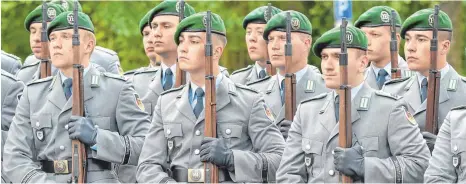  ?? FOTO: DPA ?? Ehrenforma­tion der Bundeswehr: Bundesvert­eidigungsm­inisterin Ursula von der Leyen (CDU) möchte erreichen, dass die Geschichte der deutschen Armee vor 1945 künftig keine Rolle bei der Traditions­pflege der Truppe mehr spielt.