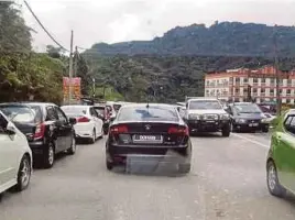  ??  ?? Cameron Highlands is notorious for experienci­ng exceptiona­lly high traffic volumes during weekends and public holidays, due to the influx of tourists.