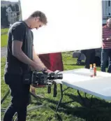  ??  ?? Le tournage par l’équipe de Garnier à la Ferme Bélichel de Sainte-Sophie-d’Halifax, près de Plessisvil­le.