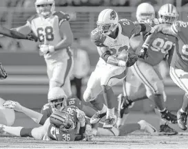  ?? Nhat V. Meyer / Tribune News Service ?? The Cardinals’ Adrian Peterson, center, still has the moves and the energy as he proved by running for 159 yards on 37 carries against the 49ers on Nov. 5.