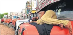  ?? SUBHANKAR CHAKRABORT­Y/HT PHOTO ?? A truck driver taking a nap at Transport Nagar, Lucknow, on Saturday.