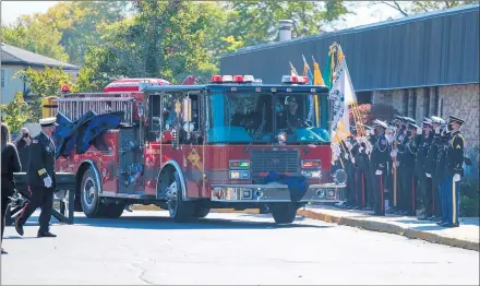  ?? GARY MIDDENDORF/DAILY SOUTHTOWN PHOTOS ?? South Holland Engine 664 pulls up to St. John Catholic Church in Glenwood carrying the casket of South Holland firefighte­r Dylan Cunningham.