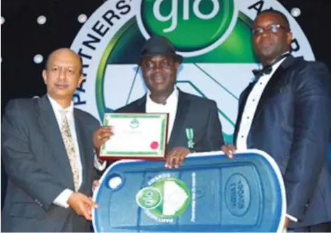  ??  ?? From left: Mr. Mohamed Jameel, Globacom’s Group Chief Operating Officer, presenting the key to a brand new Range Rover Sports to High Chief Peter Ojemen (MFR), a Globacom Trade Partner, while Mr. David Maji, Globacom’s National Sales Coordinato­r,...