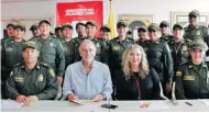  ?? CORTESíA ?? El teniente Fabián Ospina, el gobernador Eduardo Verano y la secretaria de la Mujer, Zandra Vásquez con las uniformada­s.