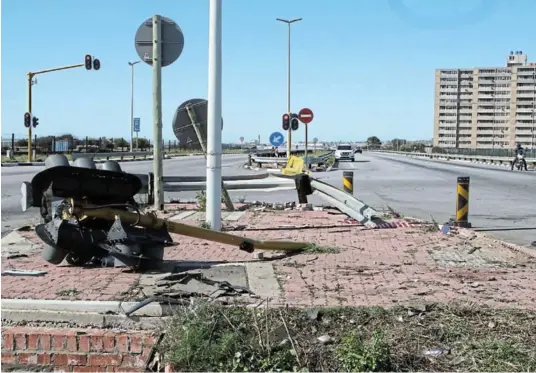  ?? /FREDLIN ADRIAAN ?? Accident scene where mayor Nqaba Bhanga sustained injuries and two others died on Saturday night.