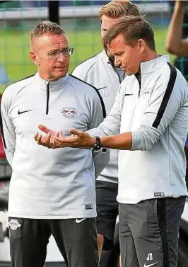  ??  ?? Da steht er wieder auf dem Rasen: Ralf Rangnick (links) ist erneut Trainer in Leipzig. Ihm zur Seite steht nun Co-Trainer Jesse Marsch aus den USA. Foto: Hendrik Schmidt, dpa