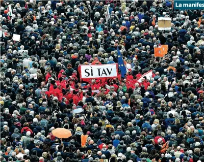  ??  ?? In trentamila, ieri, sono scesi in piazza a Torino per manifestar­e a favore della Tav. Niente simboli di partito ma bandiere Ue