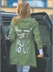  ??  ?? ROPA. “A mí no me importa, ¿a vos?”, la frase que vestía Melania Trump al visitar migrantes.