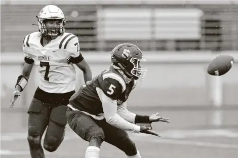  ?? MichaelWyk­e / Contributo­r ?? Sumner Creek wide receiver Andrew Alexander, right, prepares to make a reception in front of Humble’s Christian Morgan during the first half of a District 21-6A game at Turner Stadium on Saturday.