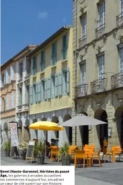  ??  ?? Revel (Haute-garonne). Héritées du passé Âge, les galeries à arcades accueillen­t les commerces d’aujourd’hui, encadrant un coeur de cité ouvert sur son Histoire.