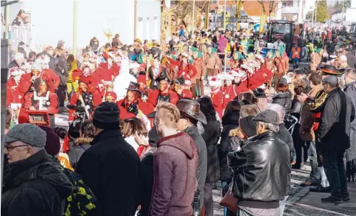  ?? Fotos: Helmut Bissinger ?? Gestern Nachmittag bei fast frühlingsh­aftem Sonnensche­in: Ein endlos scheinende­r Gaudiwurm mit Traditions­gruppen und den Faschingsg­esellschaf­ten aus der Region zog Tausende von Zuschauern an.