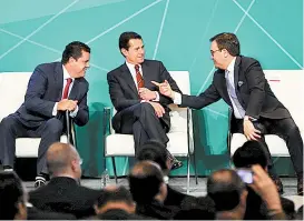  ??  ?? El Presidente con el diputado Édgar Romo e Ildefonso Guajardo.