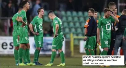  ?? Foto DICK DEMEY ?? Ook de Lommel-spelers beseften na afloop wat hen te wachten staat.