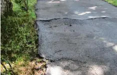  ?? Foto: Monika Leopold Miller ?? Starke Risse haben die Baumwurzel­n im Asphalt an der Gehwegsabz­weigung beim Ostfriedho­f in Krumbach verursacht.