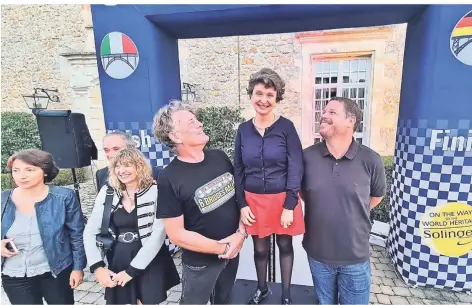  ?? FOTO: HERLINGHAU­S ?? Am Chateau de La Ligne empfing Schirmherr­in Myriam Larnaudie-Eiffel die Teilnehmer mit den Organisato­ren der „Six-Bridges-Rally“, Marc Baehr (r.) und Timm Kronenberg.