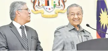  ?? Bernama photo ?? Dr Mahathir addressing a press conference after chairing the meeting of the Special Cabinet Committee on Anti-Corruption at Perdana Putra. Also seen on the left is National Centre for Governance, Integrity and Anti-Corruption director-general Tan Sri Abu Kassim Mohamed—