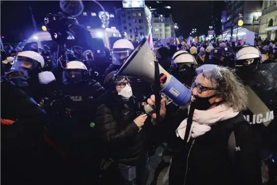  ?? FOTO: CZAREK SOKOLOWSKI/TT-AP ?? ■ Aktivisten och juristen Marta Lempart under en demonstrat­ion i Warszawa i januari 2021, efter det att landets skärpta abortlagar drivits igenom. Lempart har åtalats för flera olika brott för sitt deltagande i protestern­a.
