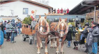  ?? FOTO: BÖCK ?? St. Nikolaus hält zu Alphornklä­ngen Hof vor dem Dorfgemein­schaftshau­s in Großholzle­ute und nimmt jede Menge Wunschzett­el mit zum Christkind – auch wenn er das bei der Premiere nicht mit dem Ballon konnte.