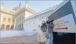  ?? DEEPAK GUPTA/HT PHOTO ?? Preparatio­ns underway for mega vaccinatio­n camp at Chhota Imambara in Lucknow on Monday.