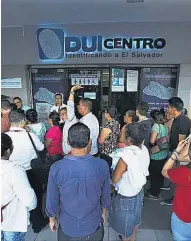  ??  ?? Vacaciones. Según el RNPN, poco más de 2,500 DUI podían ser entregados este día con subsidio. Los duicentros dejarán de laborar desde hoy y reabrirán el próximo 3 de enero.