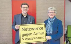  ?? FOTO: ANJA SCHUSTER ?? Dennis Kramer und Doris Mehren-Greuter wollen die Menschen für das Thema Armut sensibilis­ieren.