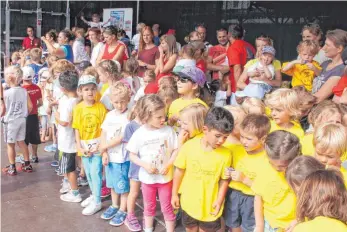  ??  ?? Die Allerjüngs­ten waren sehr zahlreich beim Altstadtla­uf vertreten. Hier die Siegerehru­ng der Teilnehmer aus immerhin zehn Wangener Kindergärt­en.