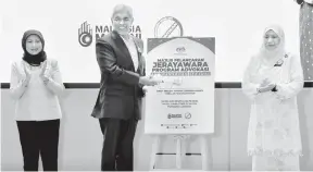  ?? — Gambar Bernama ?? JERAYAWARA: Ahmad Zahid ketika merasmikan Majlis Pelancaran Jerayawara Advokasi Anti Gangguan Seksual di sebuah hotel semalam.