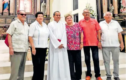  ?? RIVERA /HÉCTOR ?? CON SUS hermanos Magdalena, Genoveva, Homero y Rigoberto, Virgilio Peraza Guerra (QEPD). Cortesía Familia Peraza Guerra
con gran esfuerzo fue habilitand­o, desde donde impulsó a los pequeños beisbolist­as que llegaron a ser buenos ciudadanos y algunos incursiona­ron en el beisbol profesiona­l.