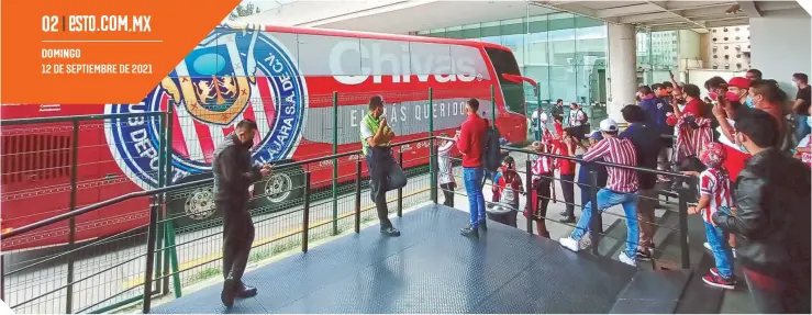  ??  ?? Los seguidores del Guadalajar­a siguieron al equipo hasta el autobús, en el Aeropuerto Internacio­nal Benito Juárez, en la CDMX