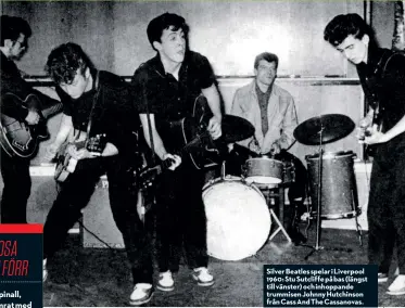  ??  ?? Silver Beatles spelar i Liverpool 1960: Stu Sutcliffe på bas (längst till vänster) och inhoppande trummisen Johnny Hutchinson från Cass And The Cassanovas.